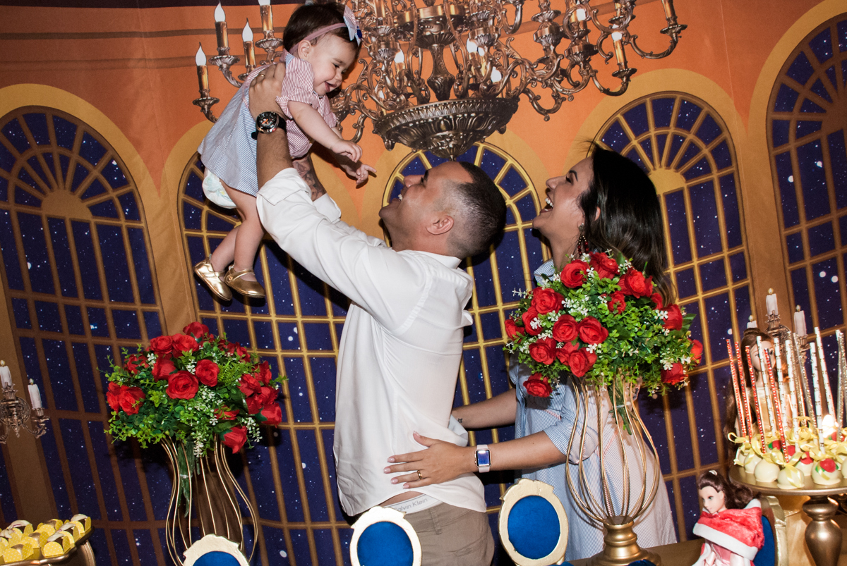 brincando com Maya na mesa temática