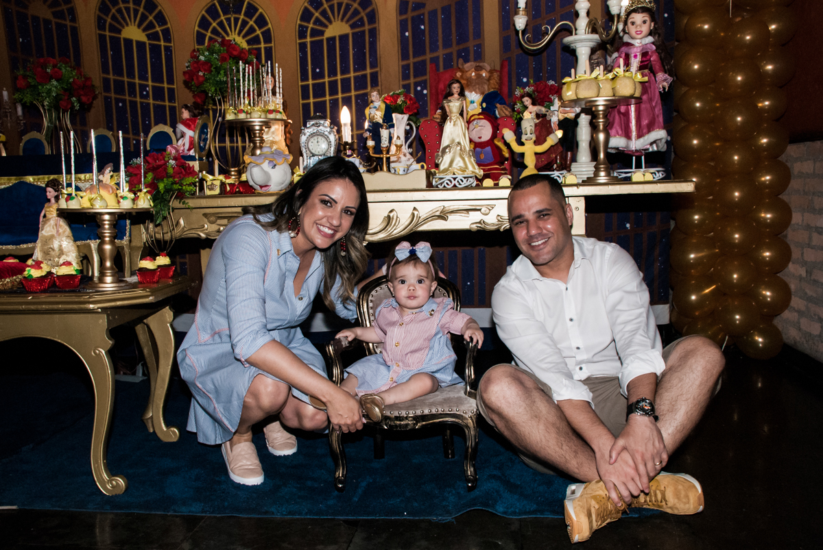 felizes os pais fazem foto com a aniversariante