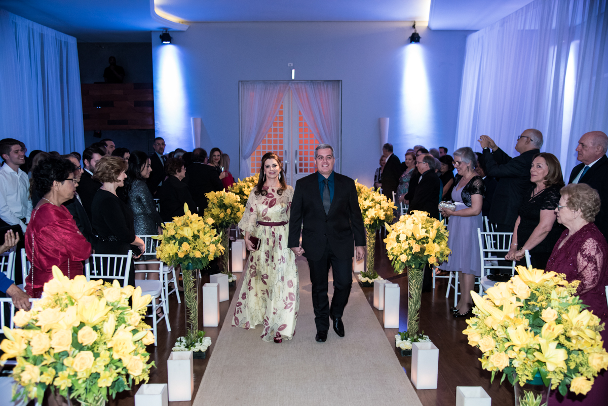 Nora e filho entram para acerimônia