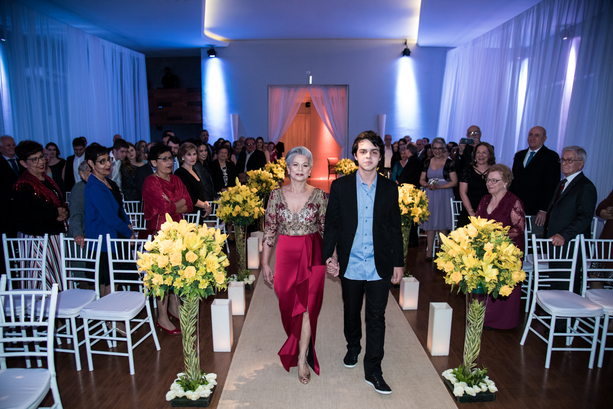 neto entra com a vó para cerimônia