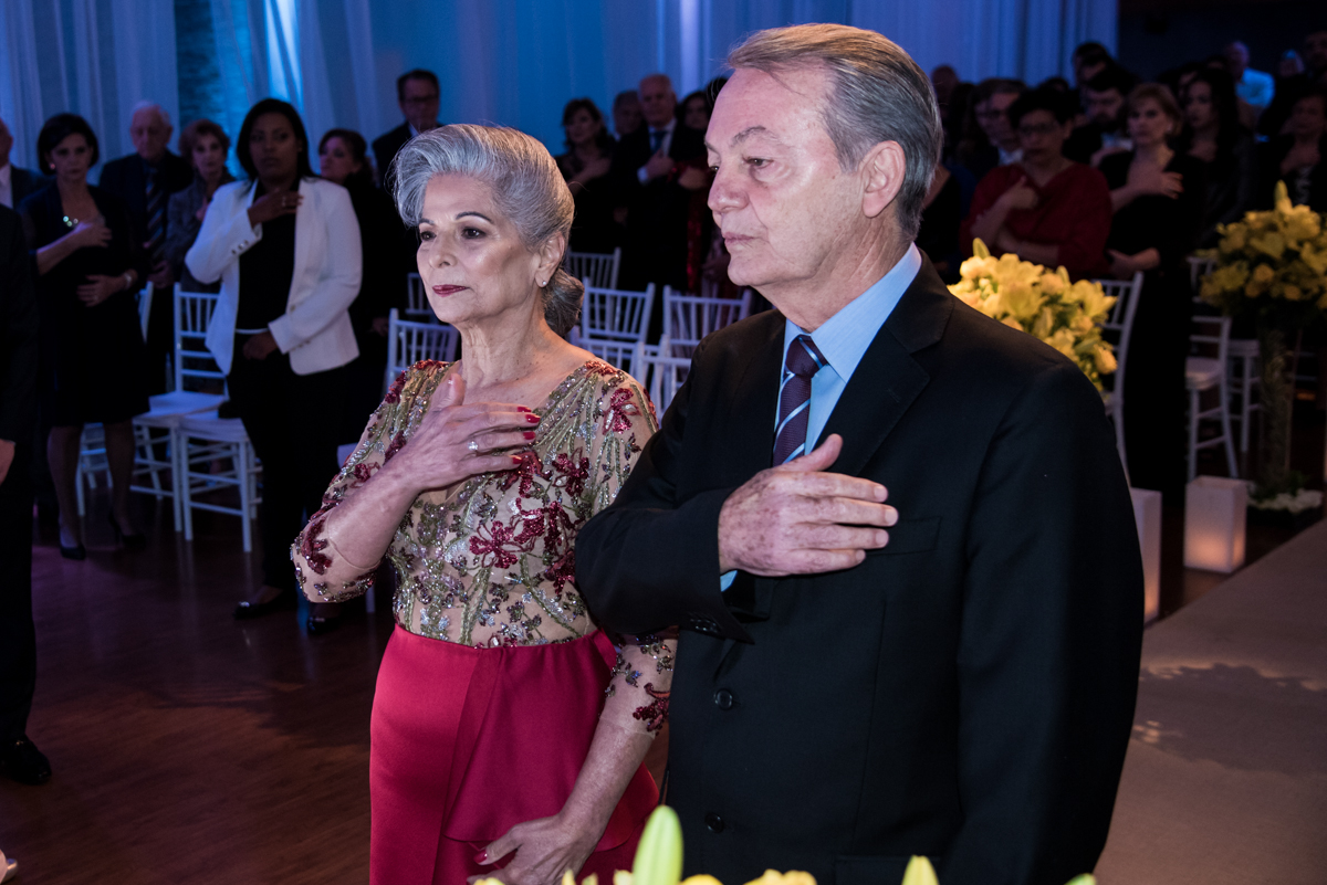 O casal se prepara para a cerimônia de bodas