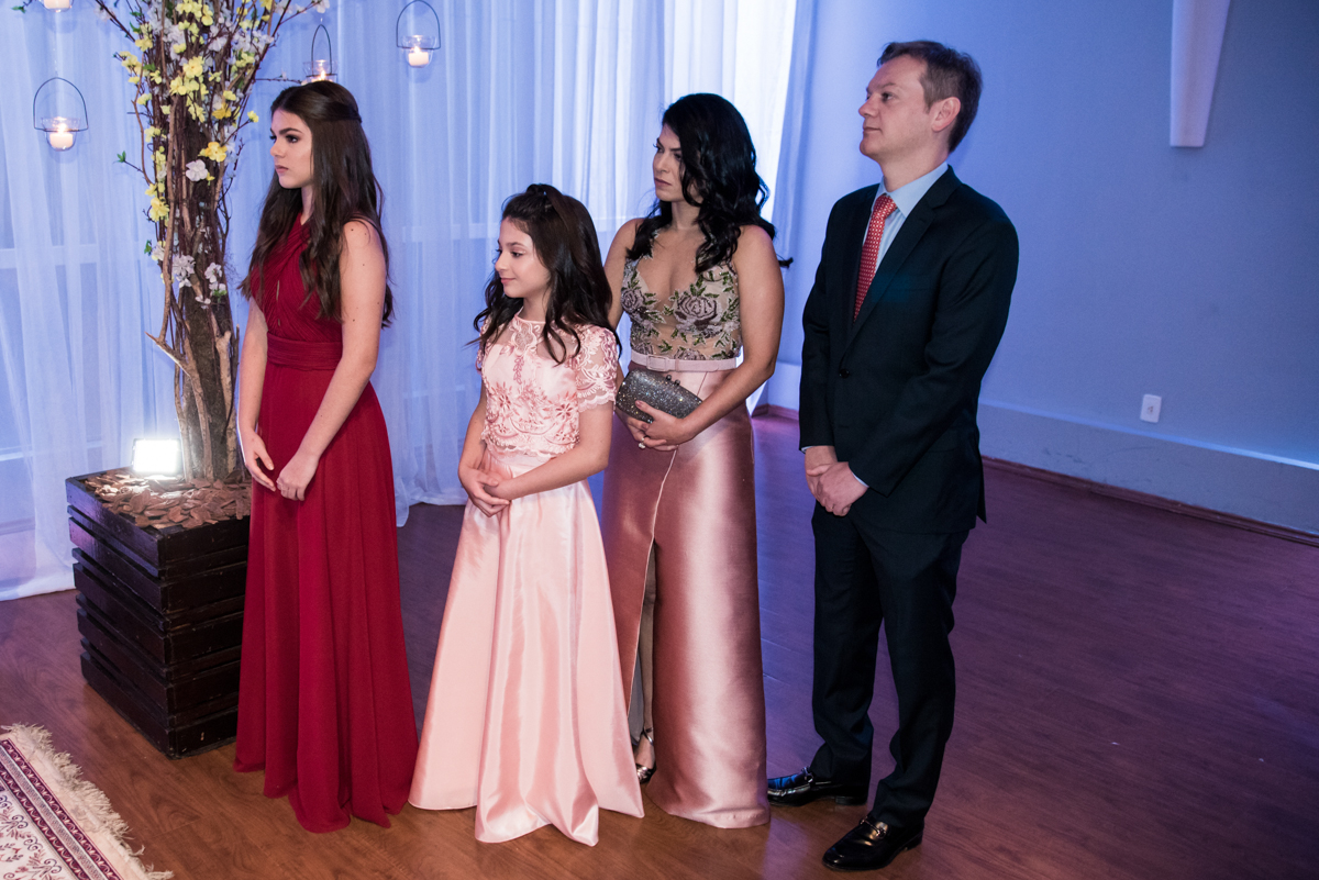 As netas atentas as palavras do padre