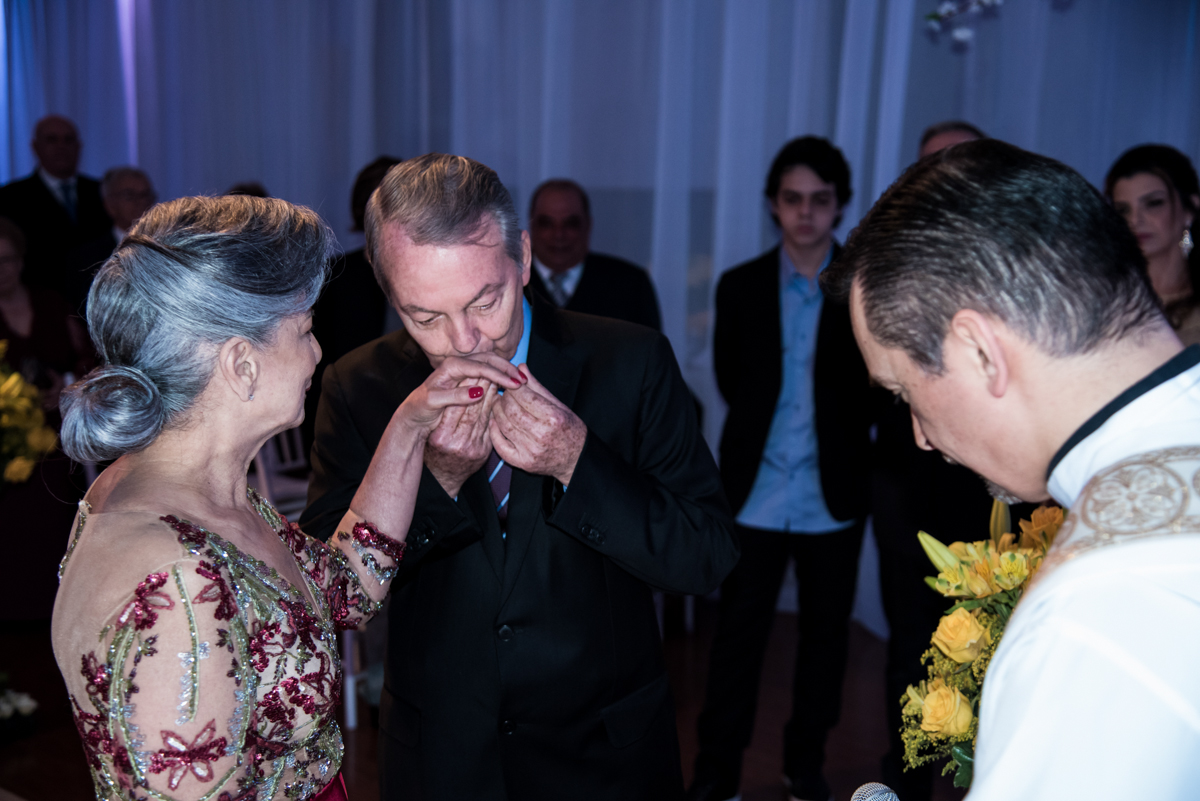 beijando a aliança na renovação do casamento