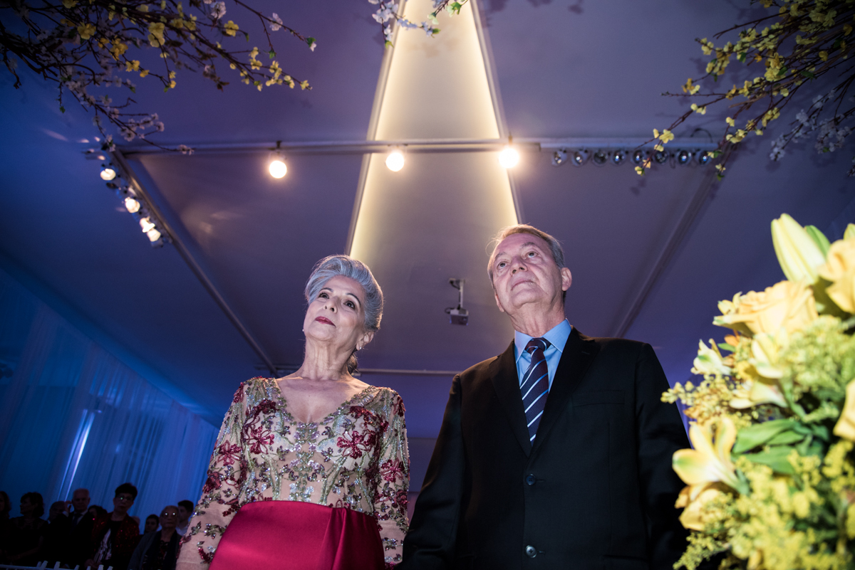 O casal atento nas palavras do padre