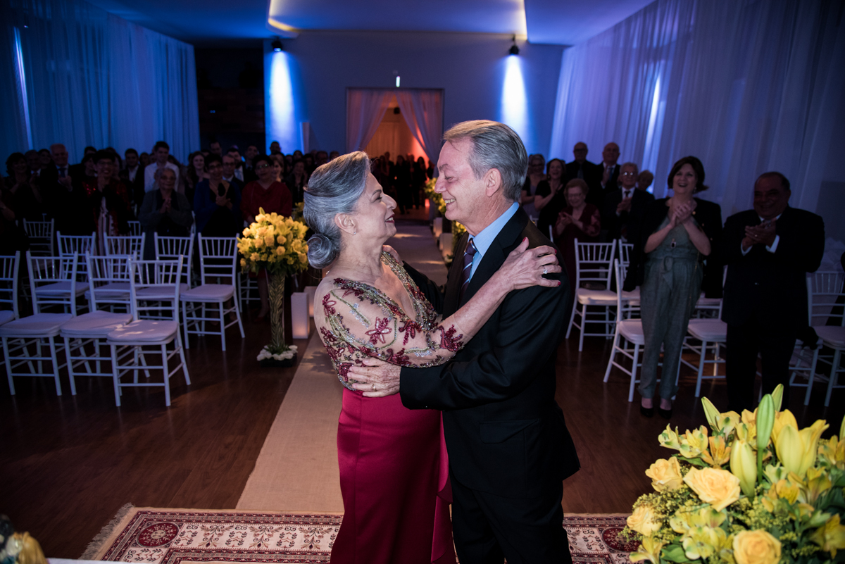 abraço carinhoso do casal