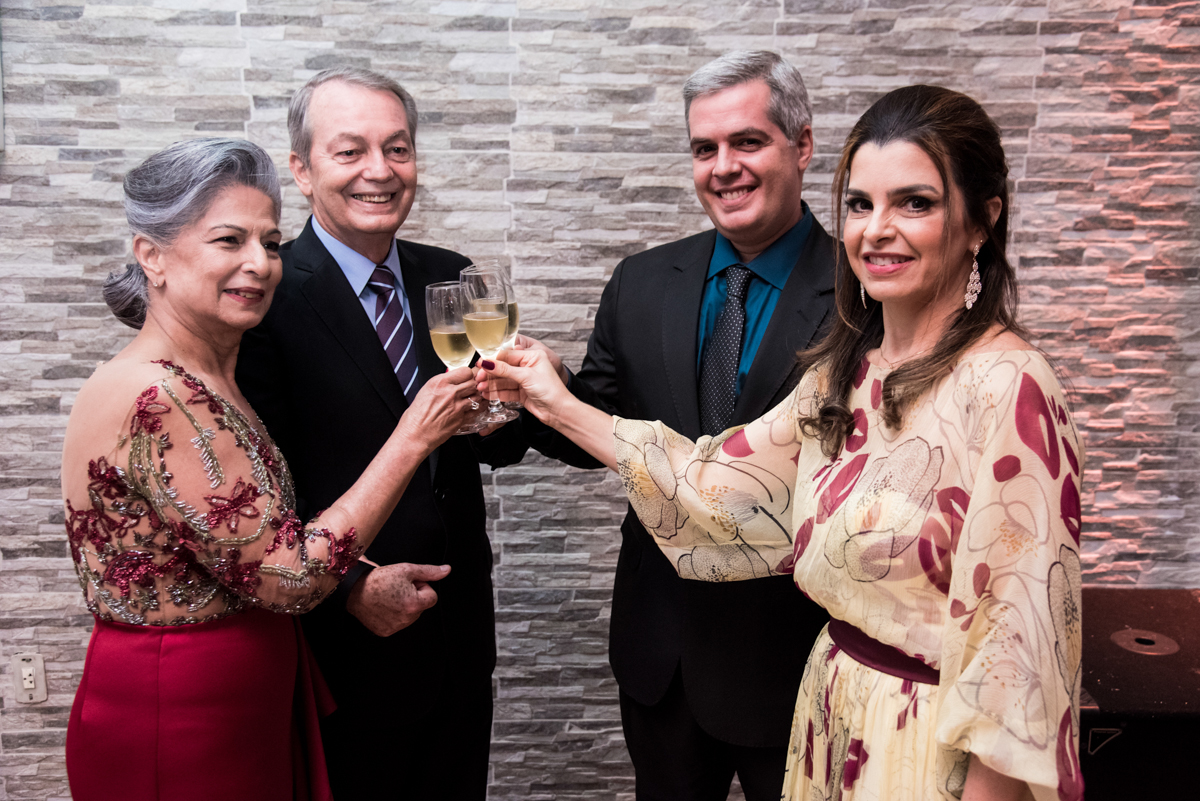 Os filhos brindam juntos