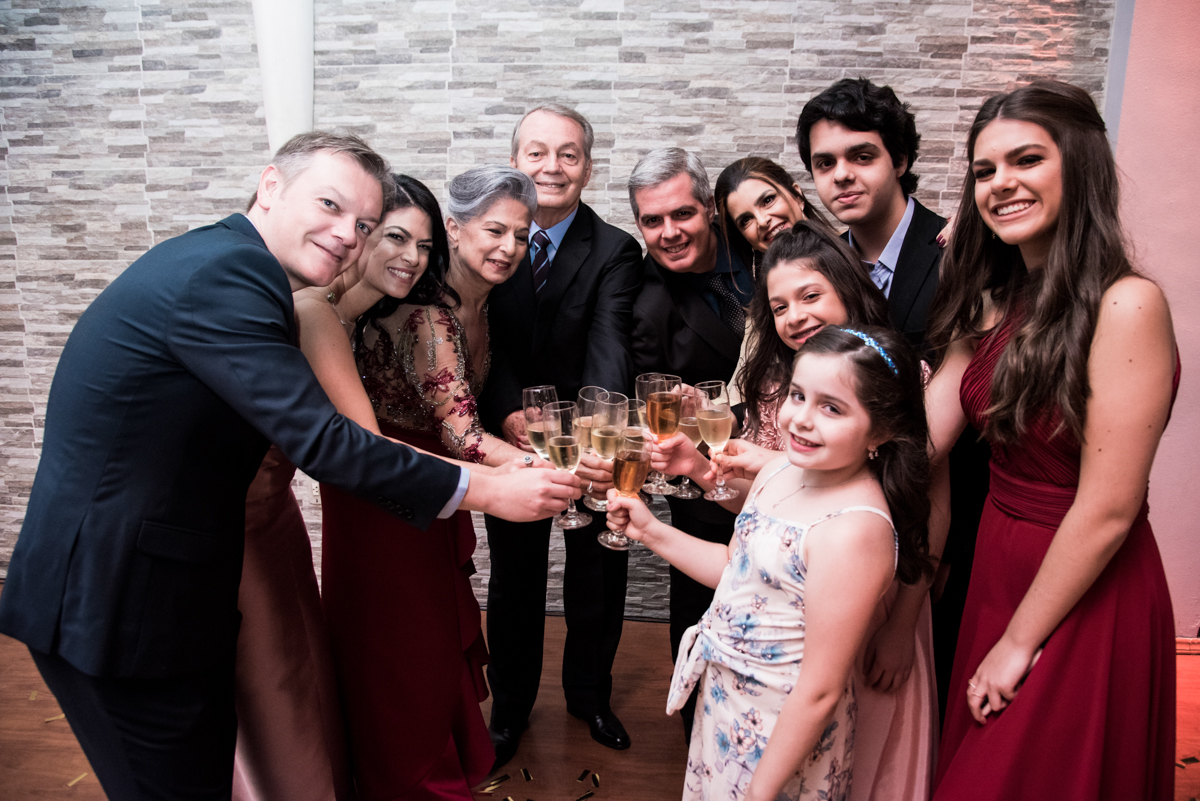 Familia casa e netos fazem o brinde