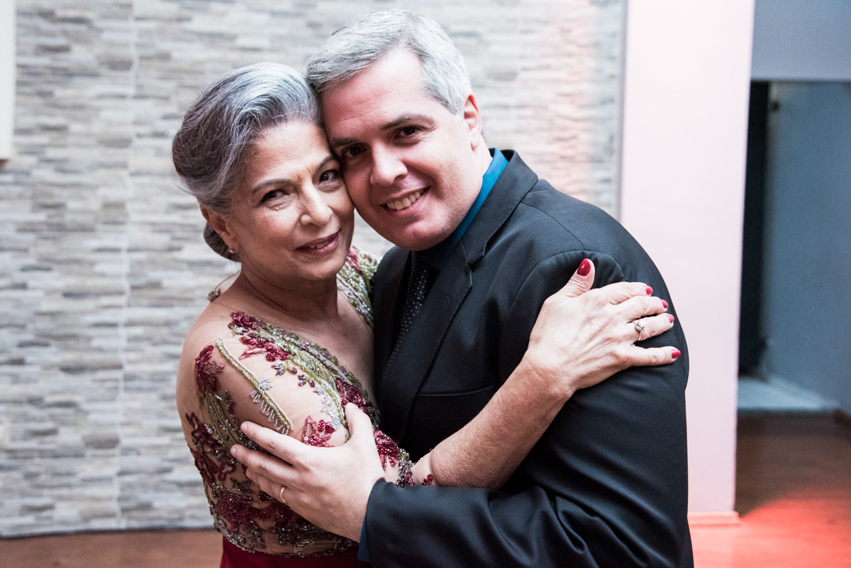 mãe e filho na hora da dança da valsa