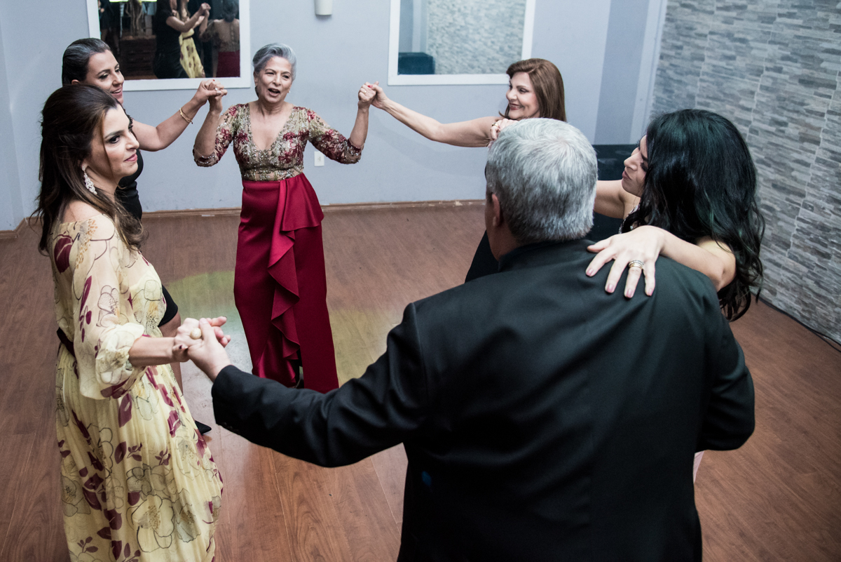 A roda feita pelos convidados envolvendo o casal