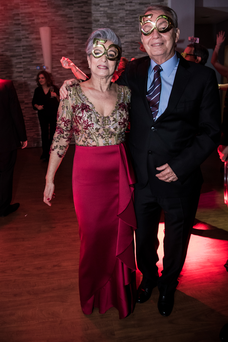 todos colocam máscara para a balada