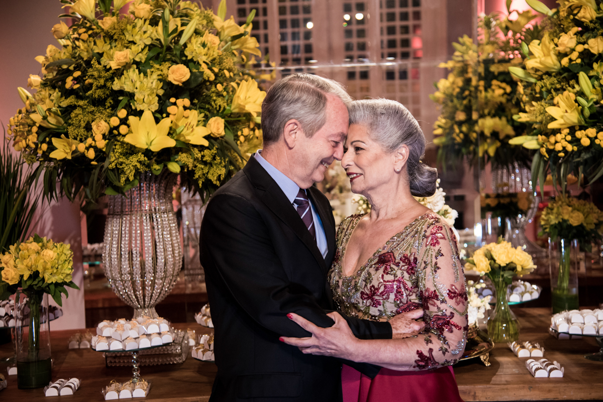 carinho do casal feliz em sua festa