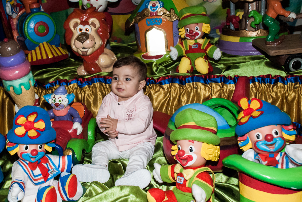posando para a foto na mesa temática