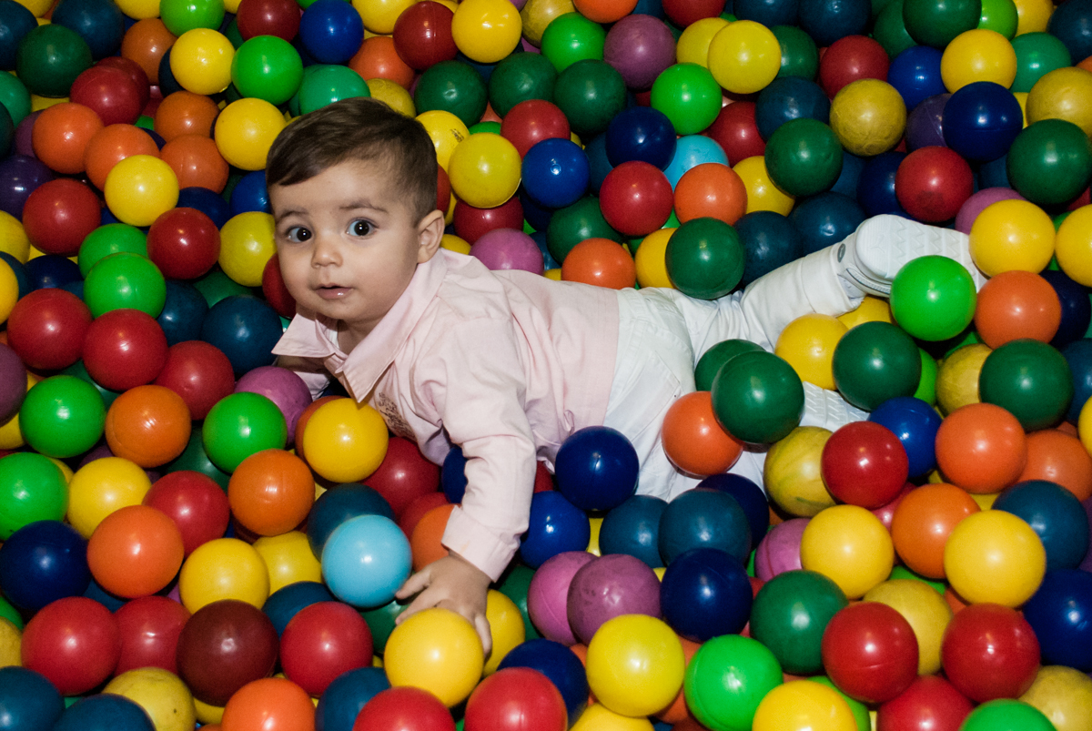 brincando na piscina de bolinhas