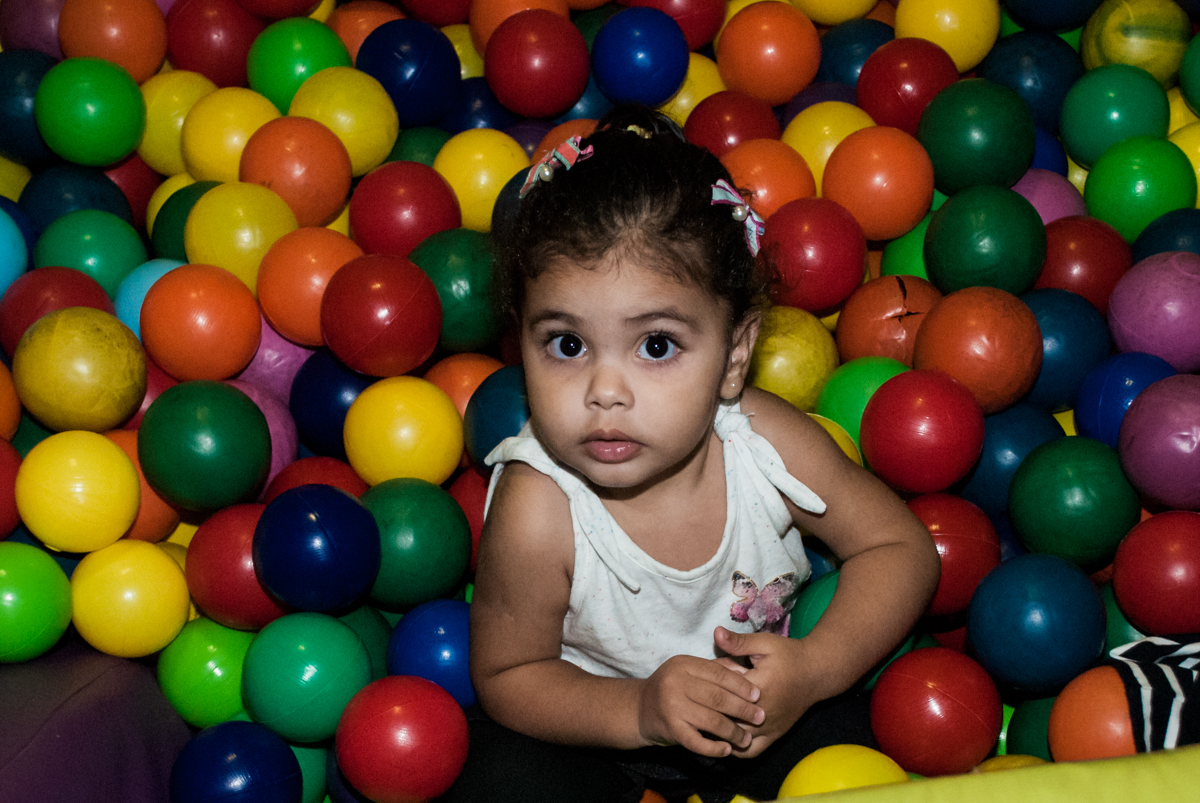 convidada amiga também gosta de brincar na piscina de bolinhas