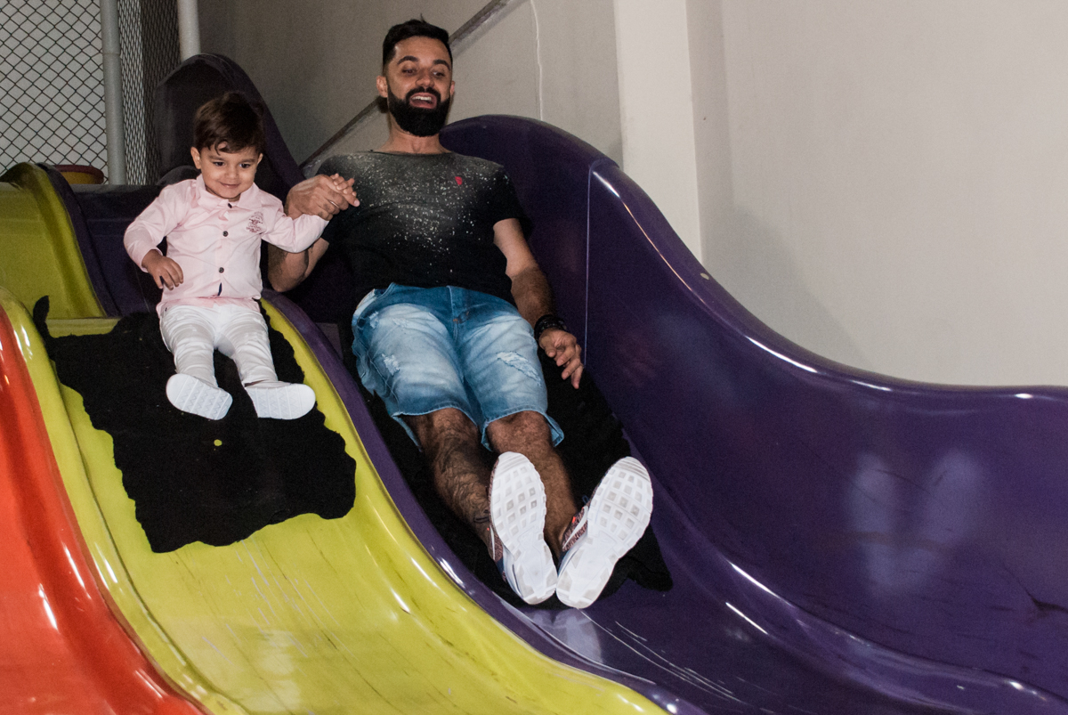 diversão no escorregador com o papai