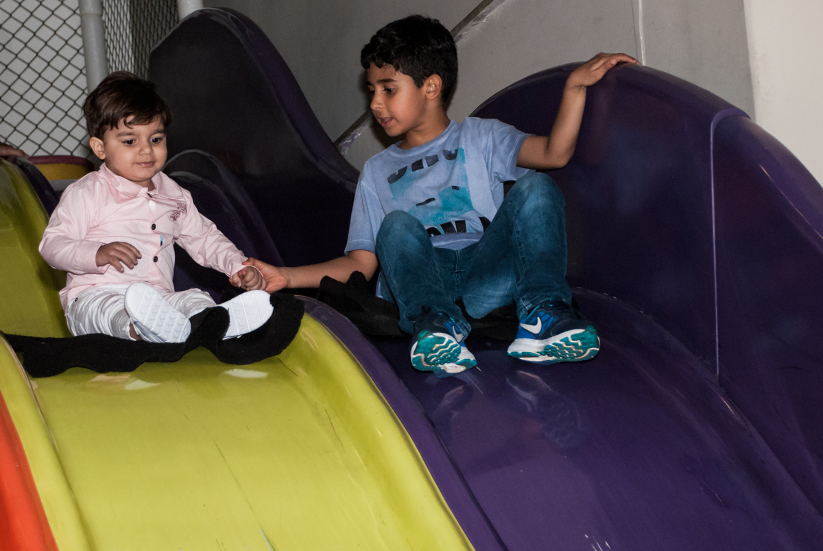 escorregando no tobogã com o amigo