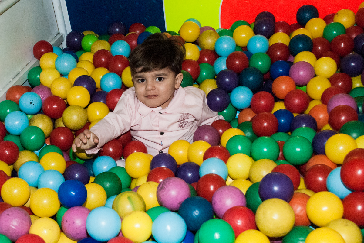 de volta a brincar na piscina de bolinhas