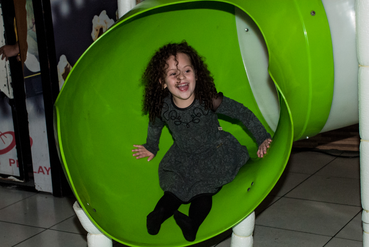 descendo no escorregador do brinquedão