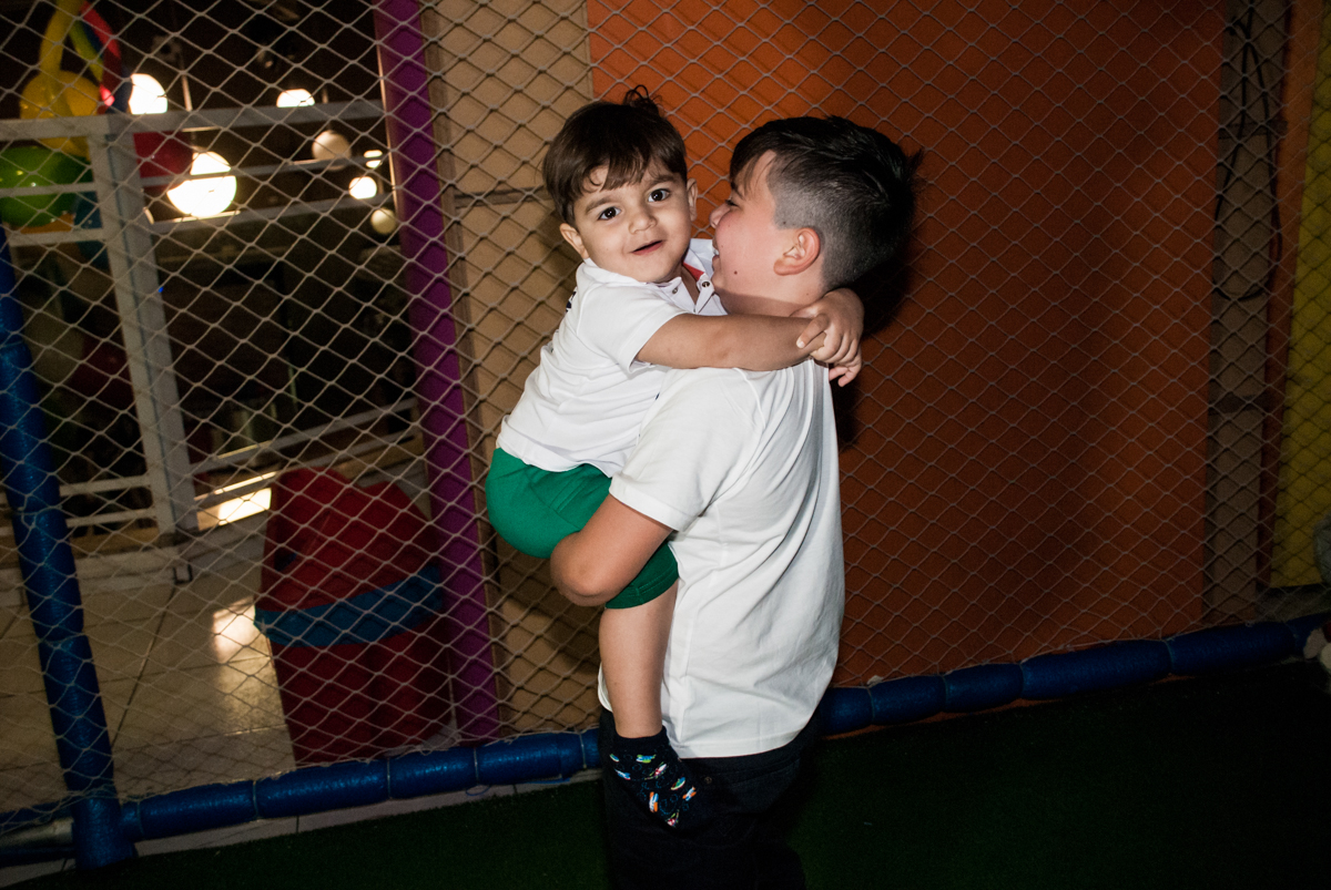 gol comemorado no colo do primo