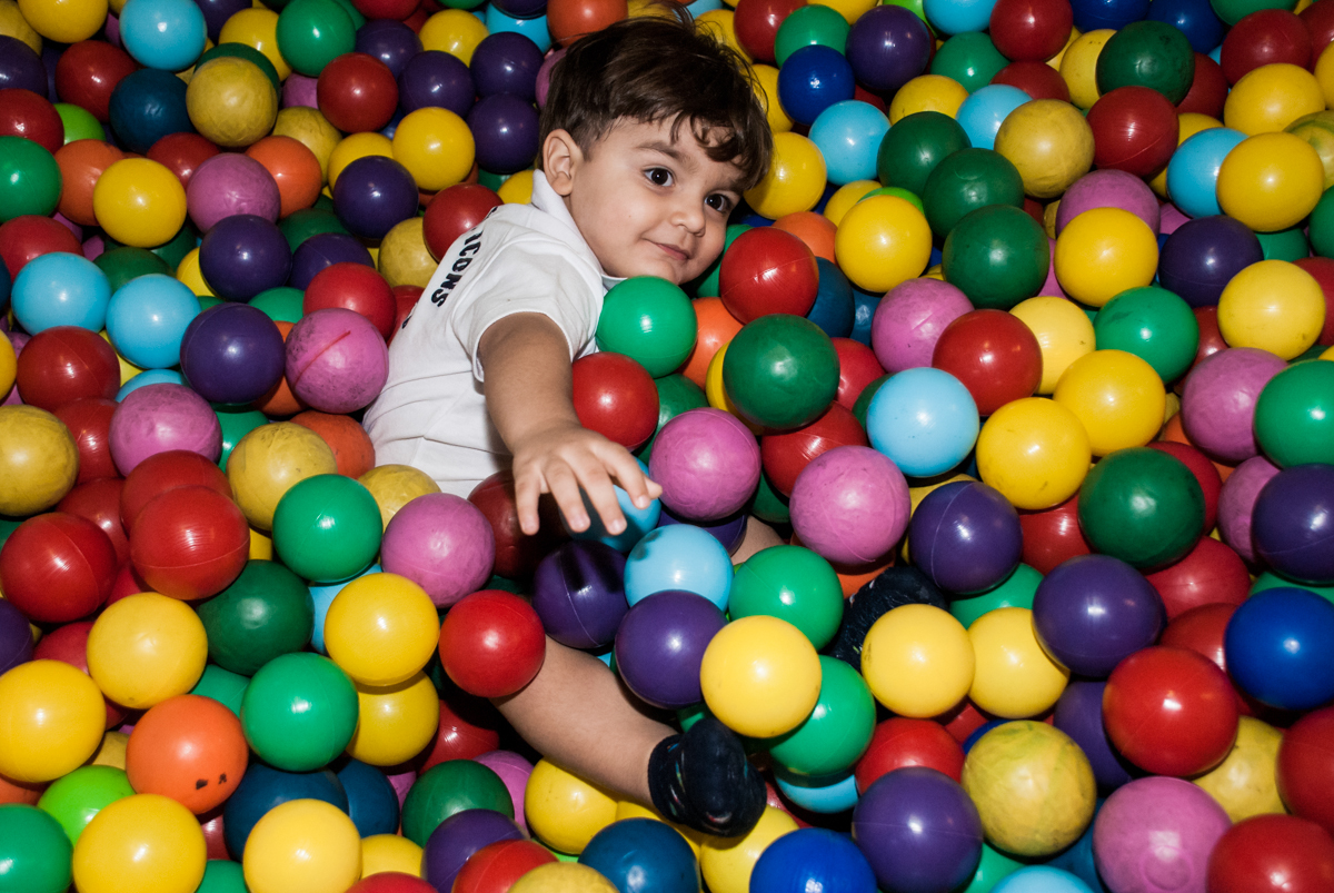 agora é vez de brincar na piscina de bolinhas