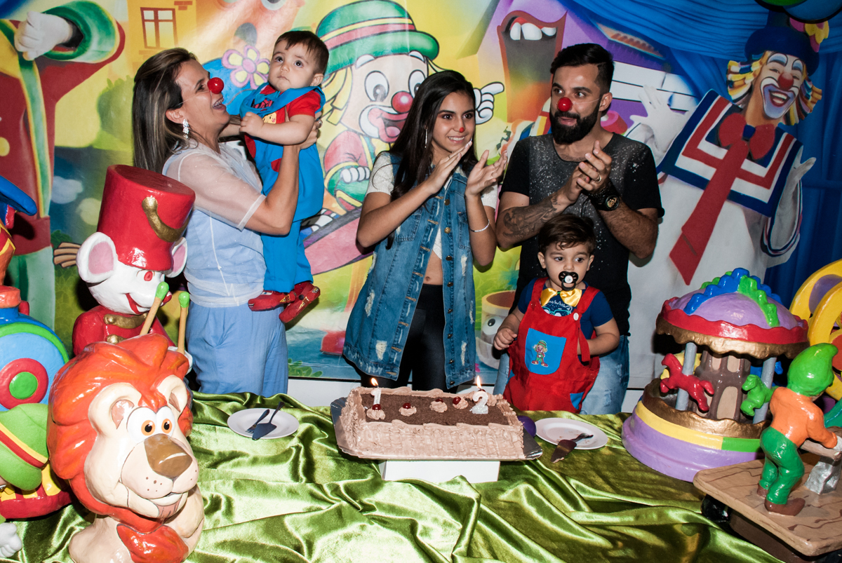 cantando parabéns para os dois aniversariantes