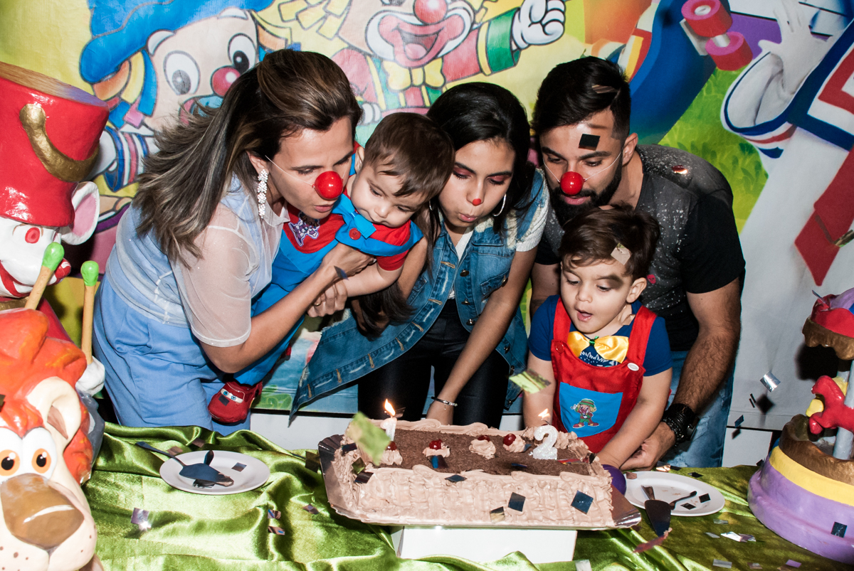 soprando a vela do bolo