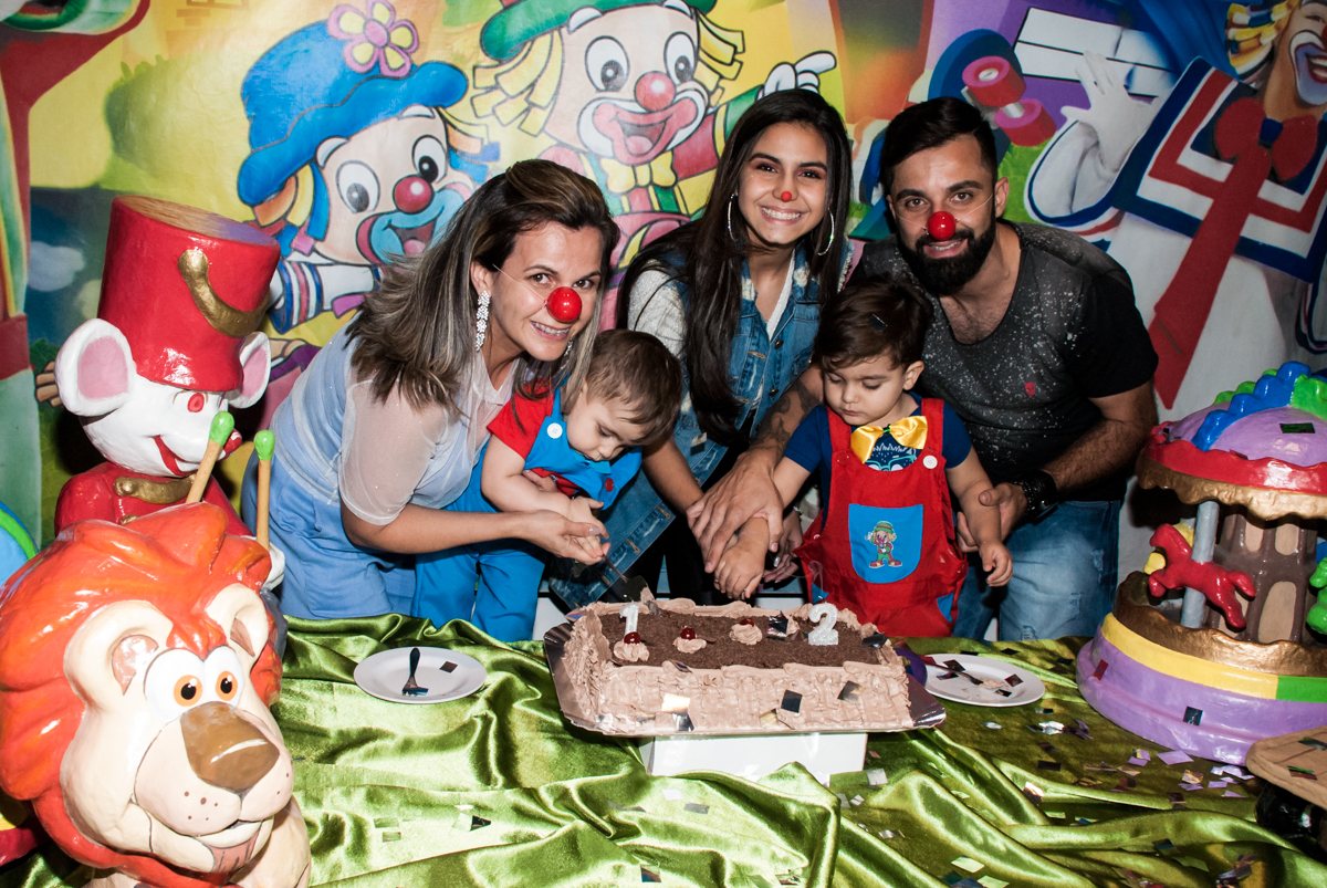 foto da família com nariz de palhaço