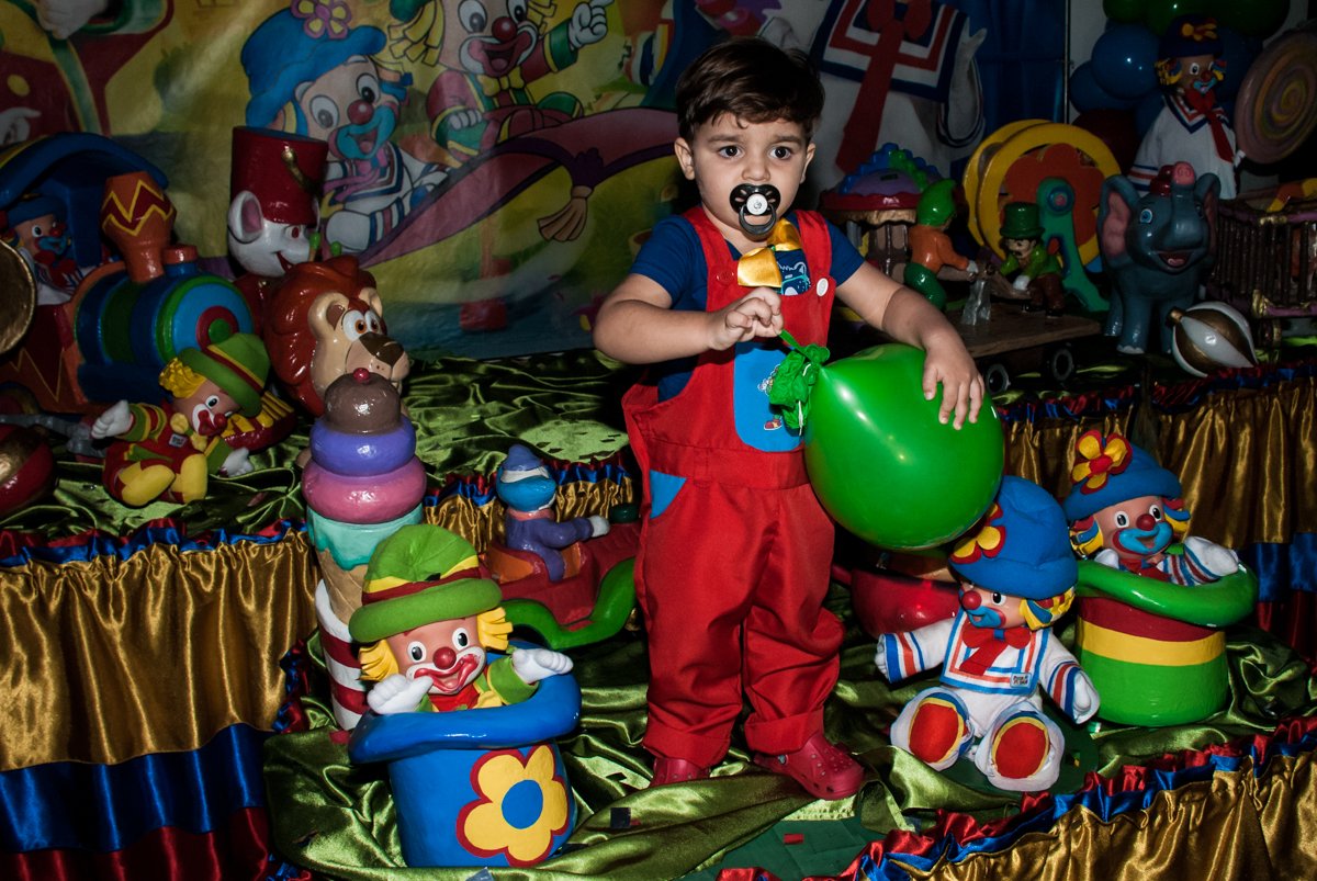 em cima da mesa misturado com os personagens do circo