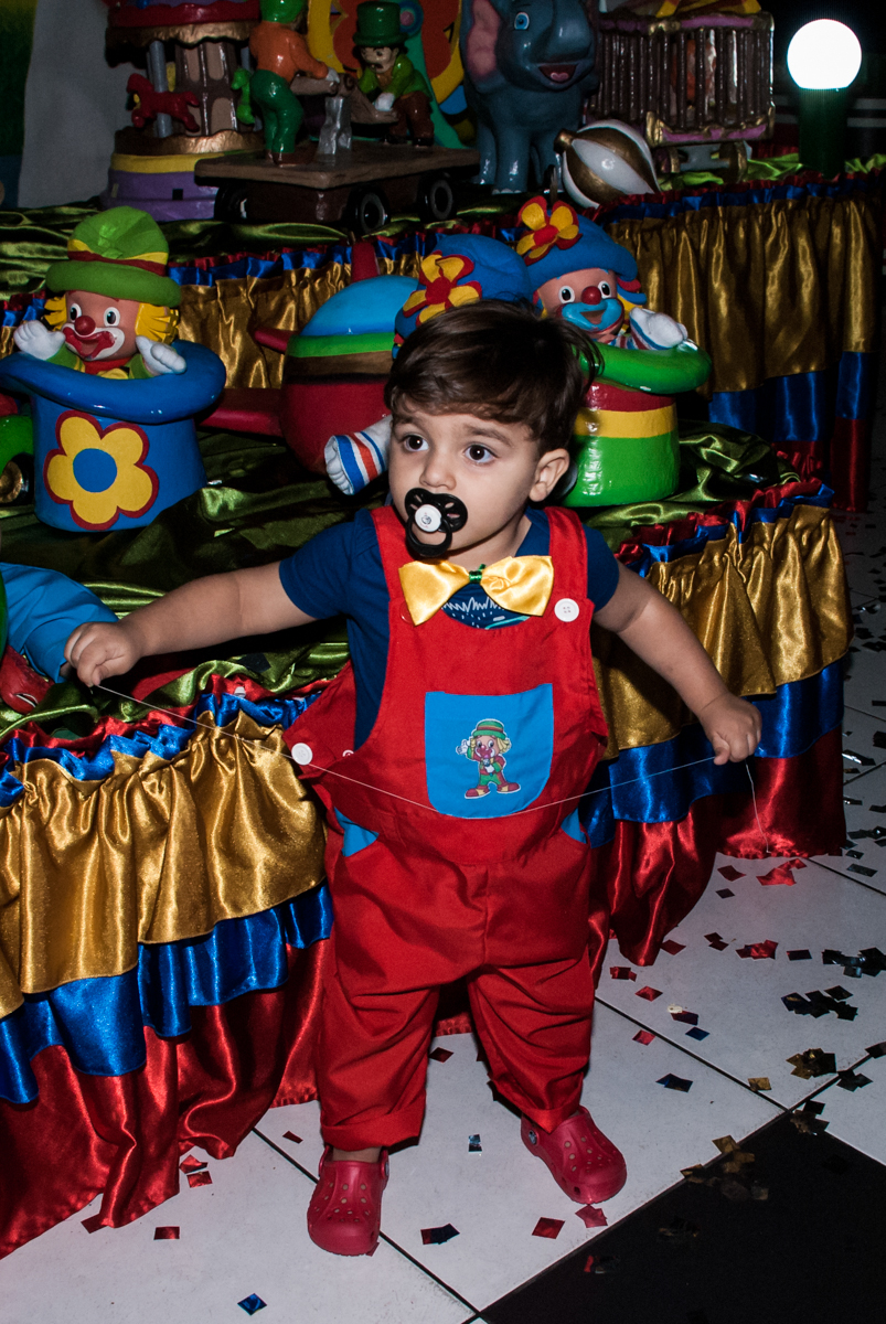 final da festa já cansado com chupeta na boca