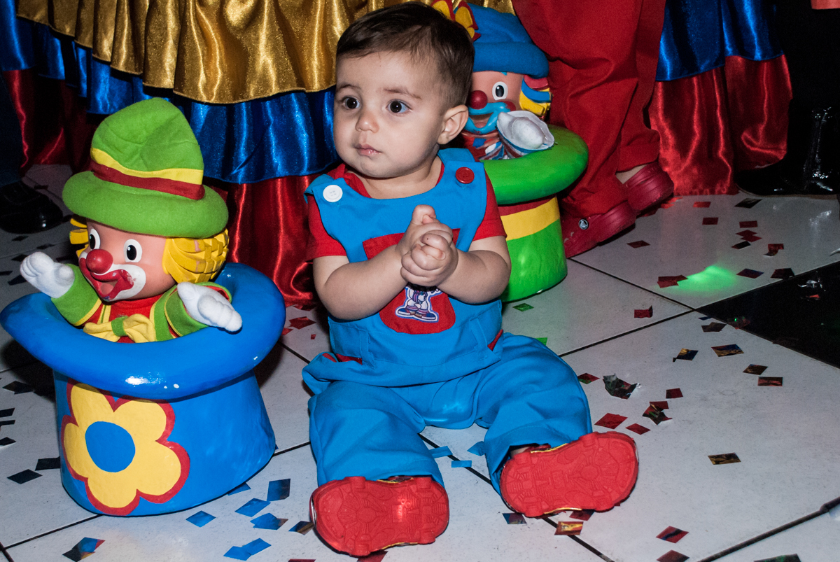 vestido de palhaço posa para a foto