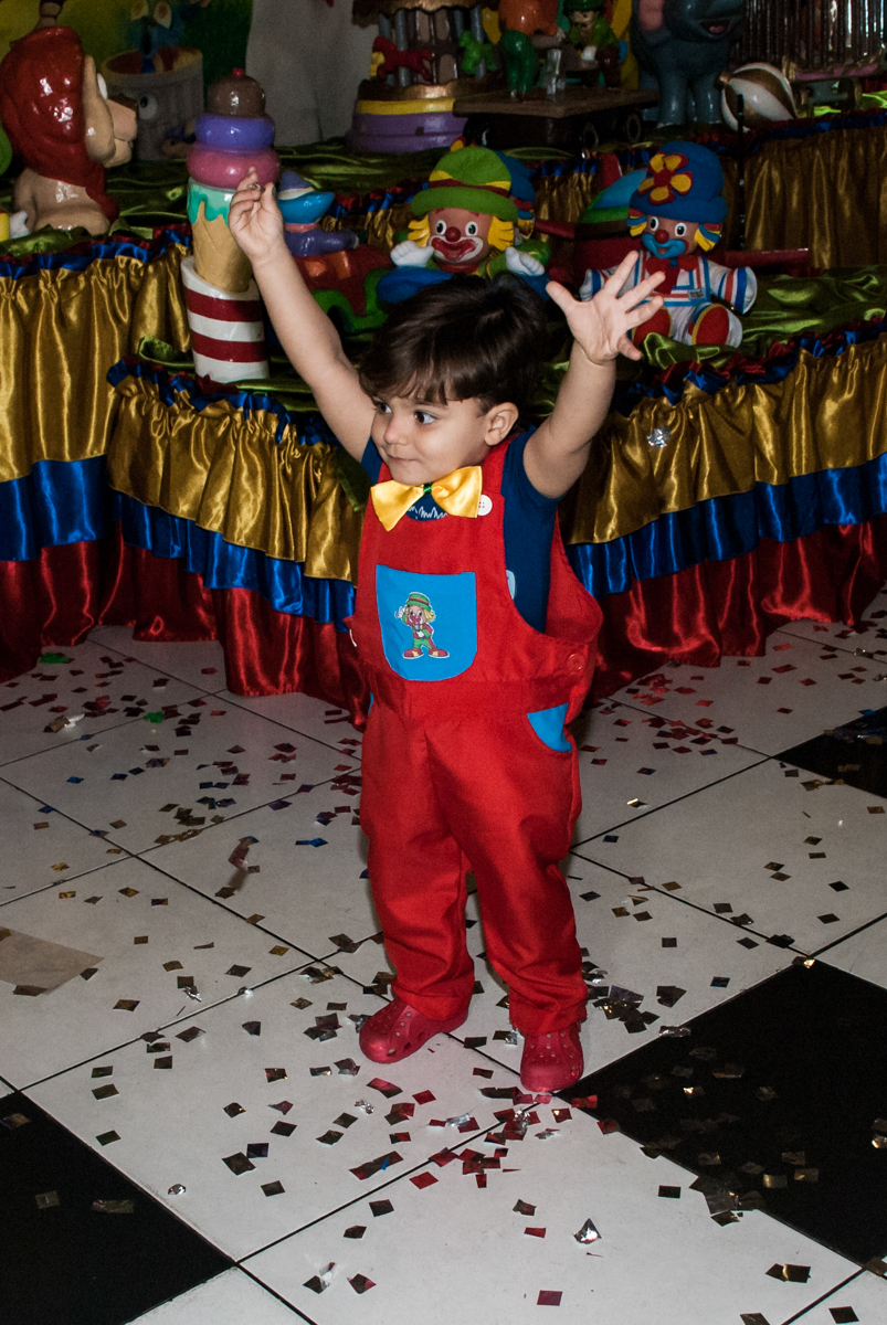 erguendo os braços muito contente