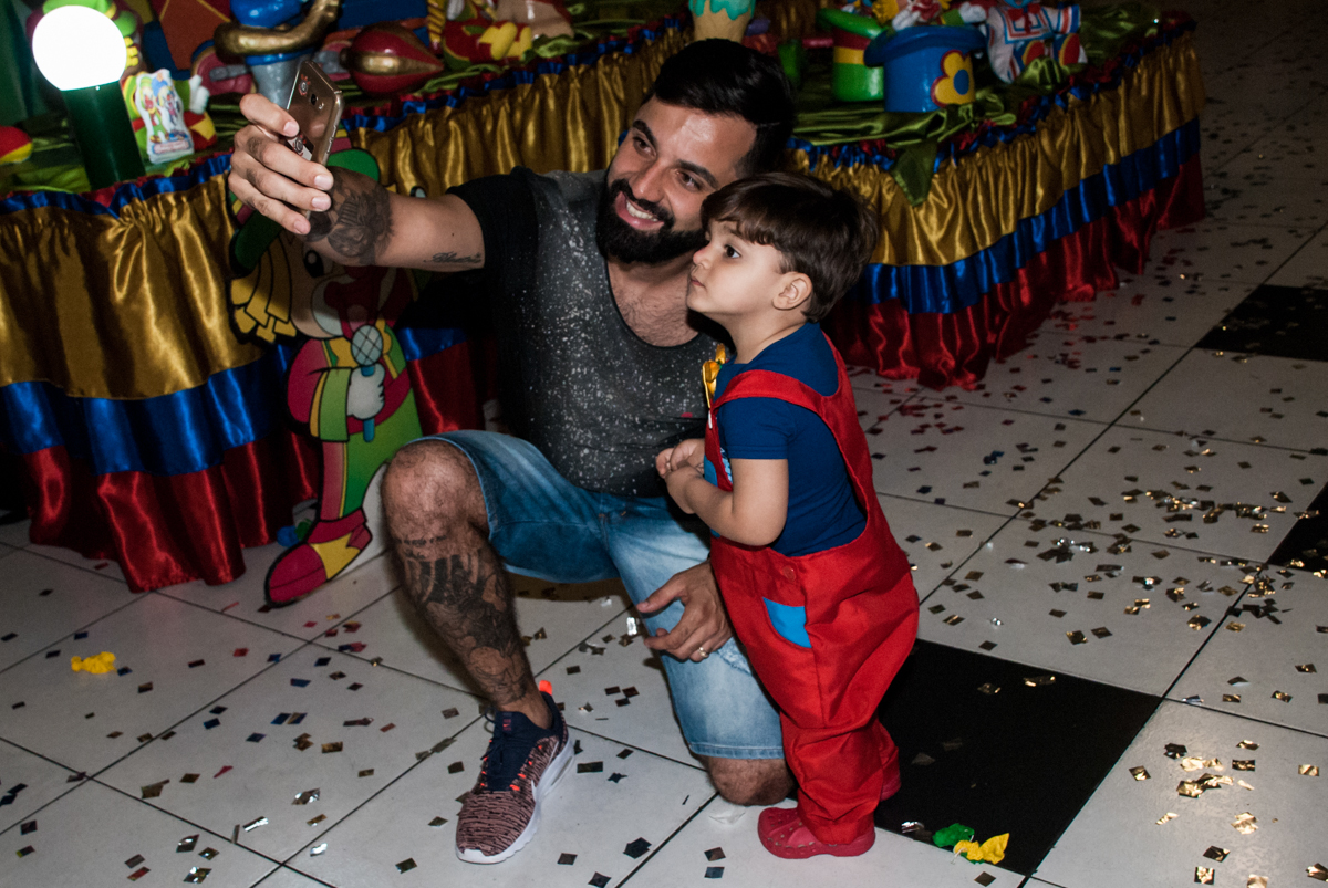 final da festa fazendo self com o papai