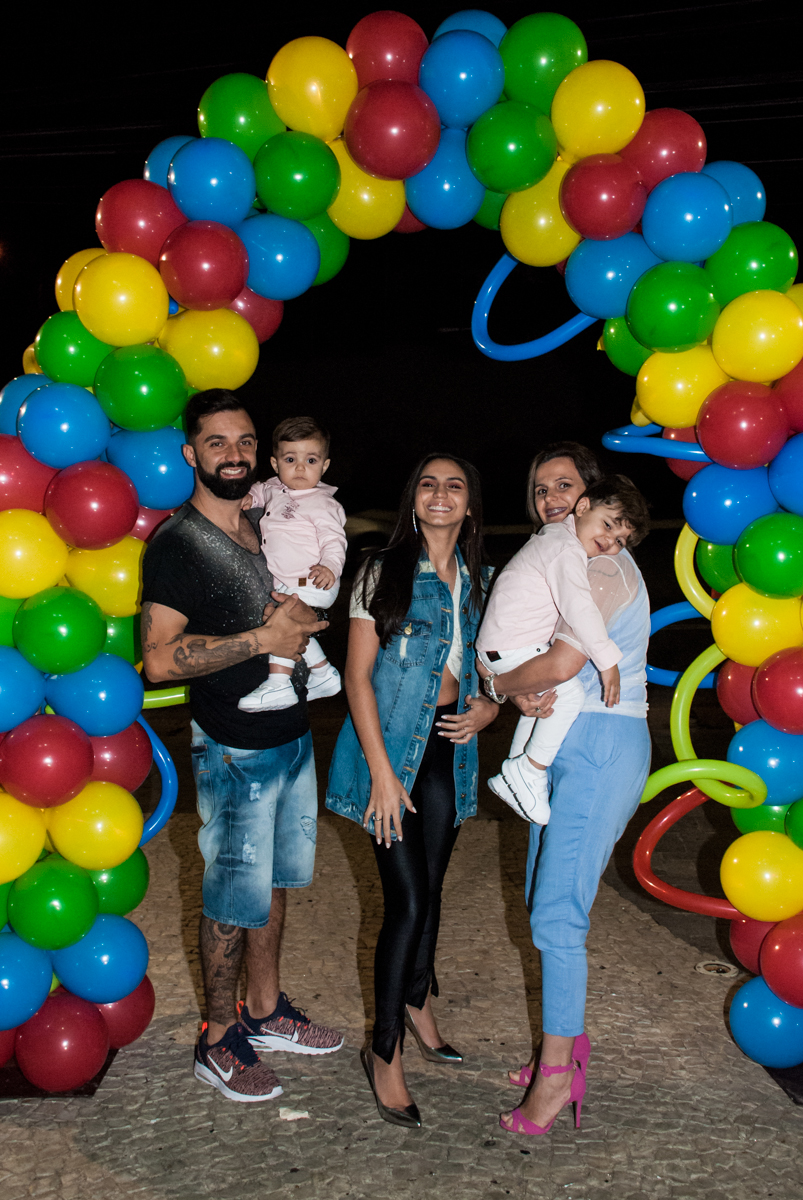 família sendo fotografada no arco de bexigas