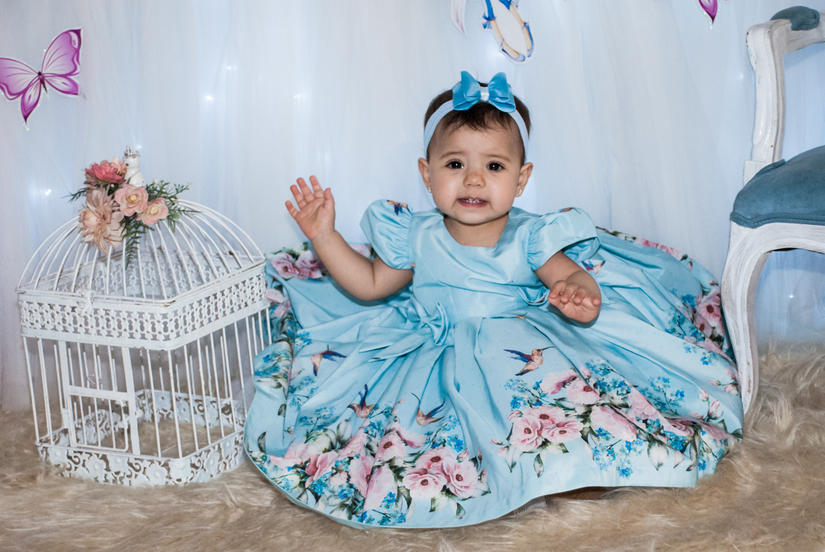 vestida de azul como uma boneca