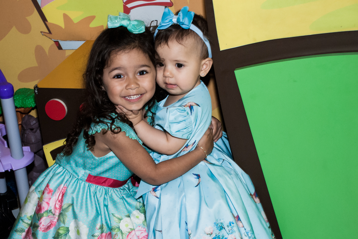 abraço de parabéns da amiga