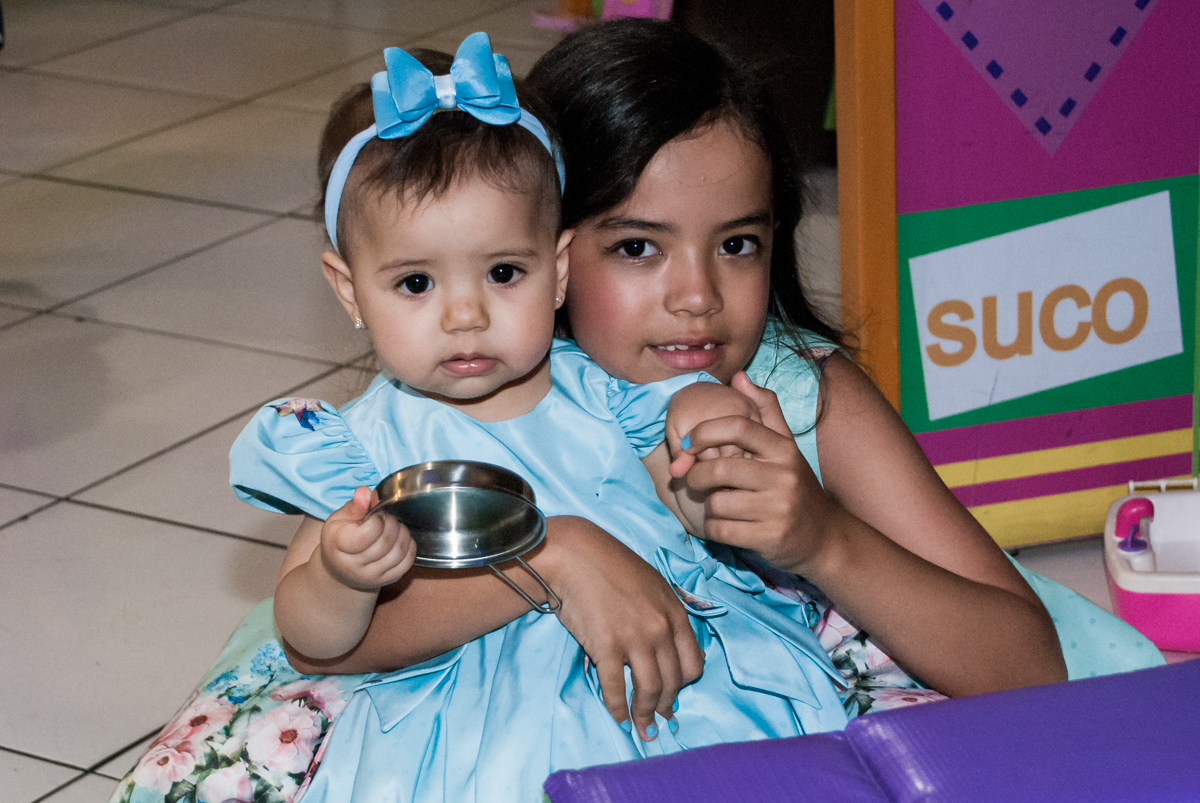 brincando na cozinha na casa de bonecas