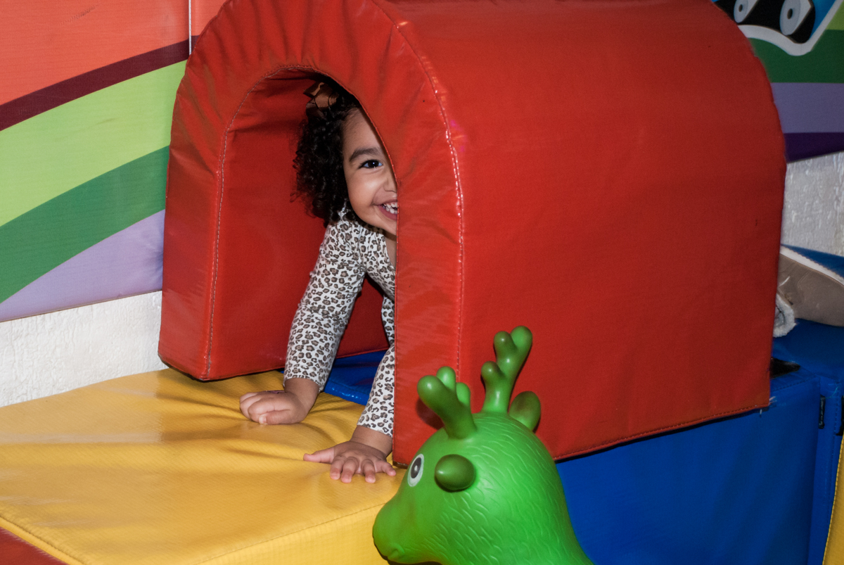 vindo andando no túnel