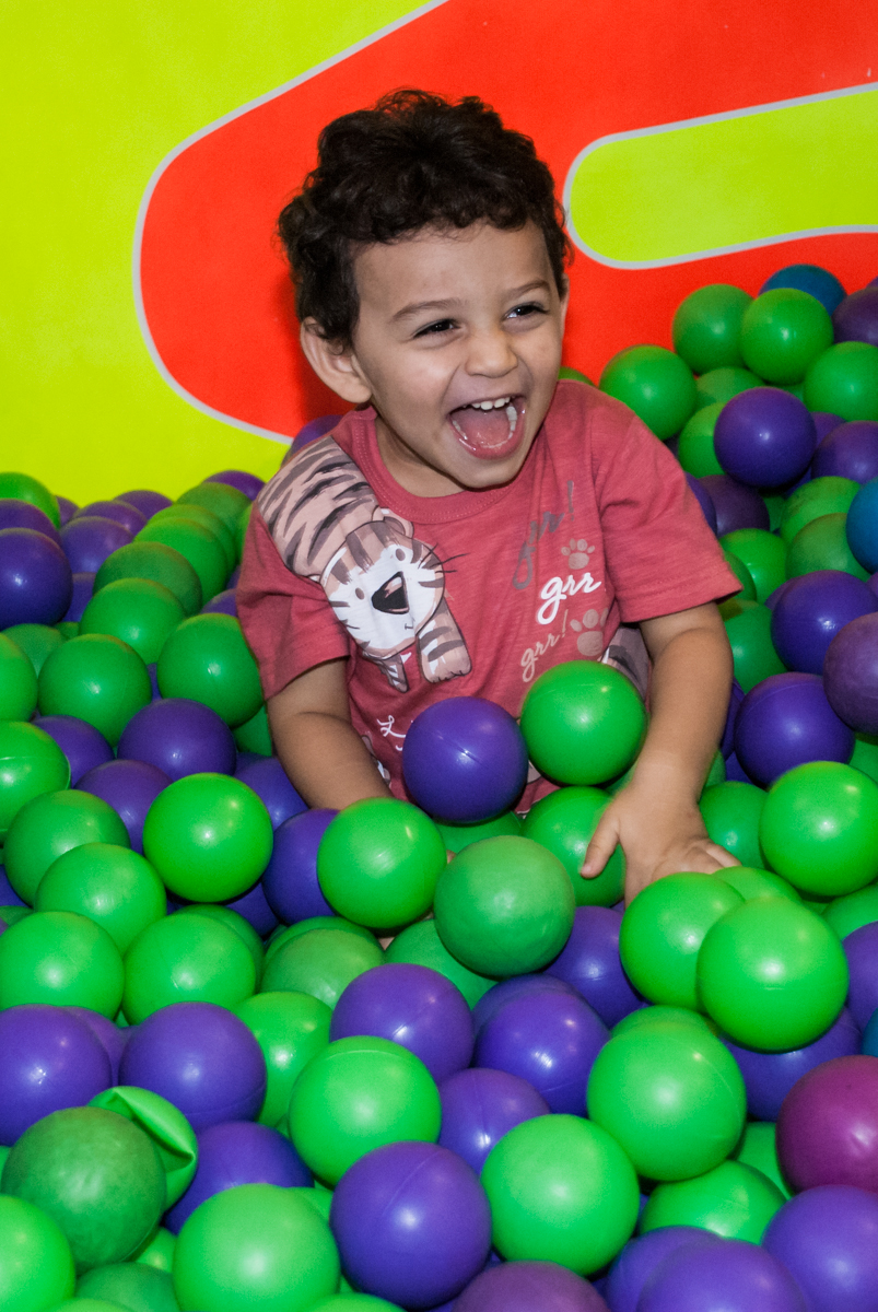 divertido cair nas bolinhas coloridas