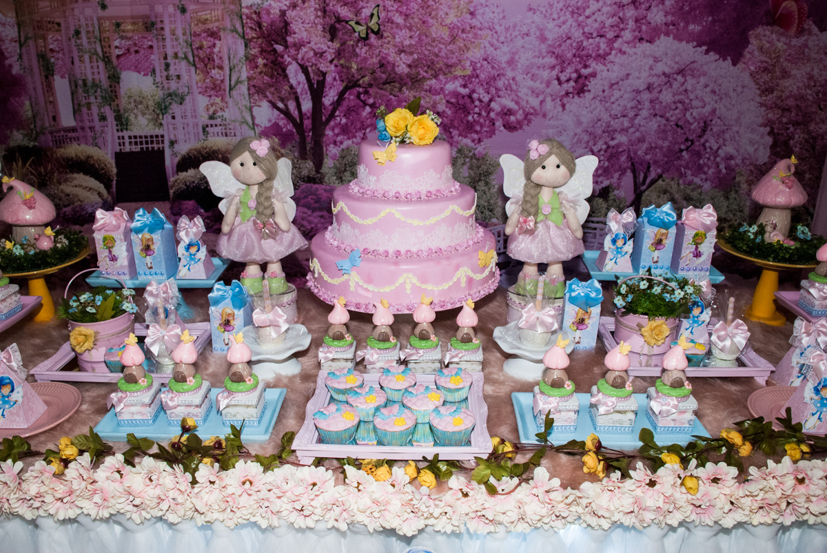 detalhes da mesa com bolo temático