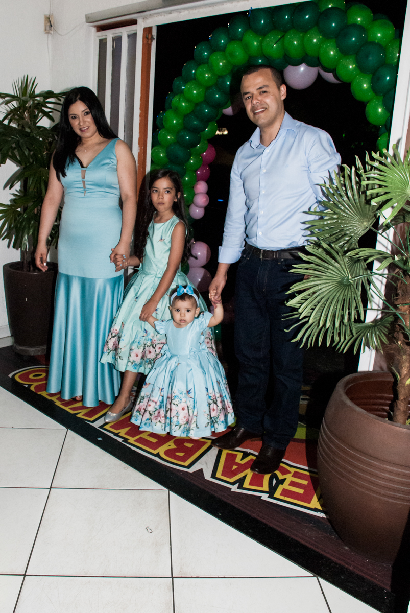 entrada da família para a festa da Carolina