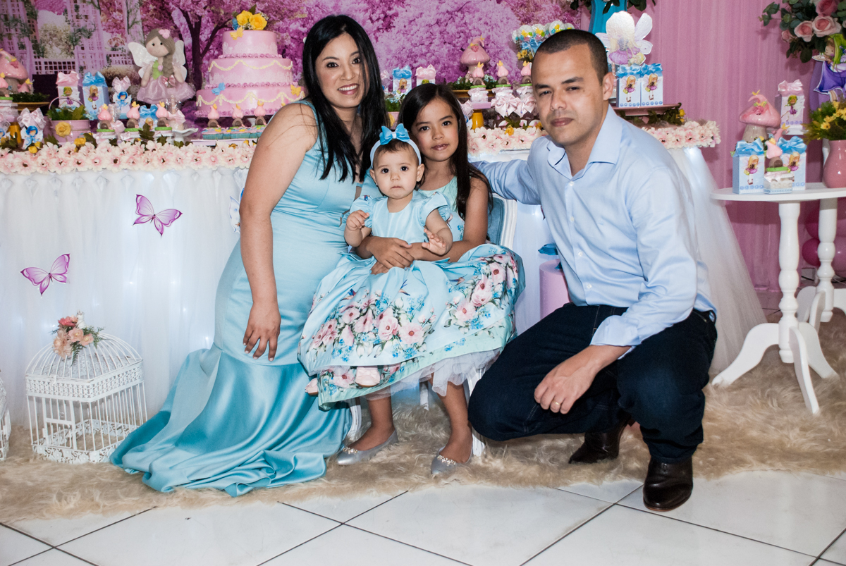 A família sendo fotografada na mesa temática