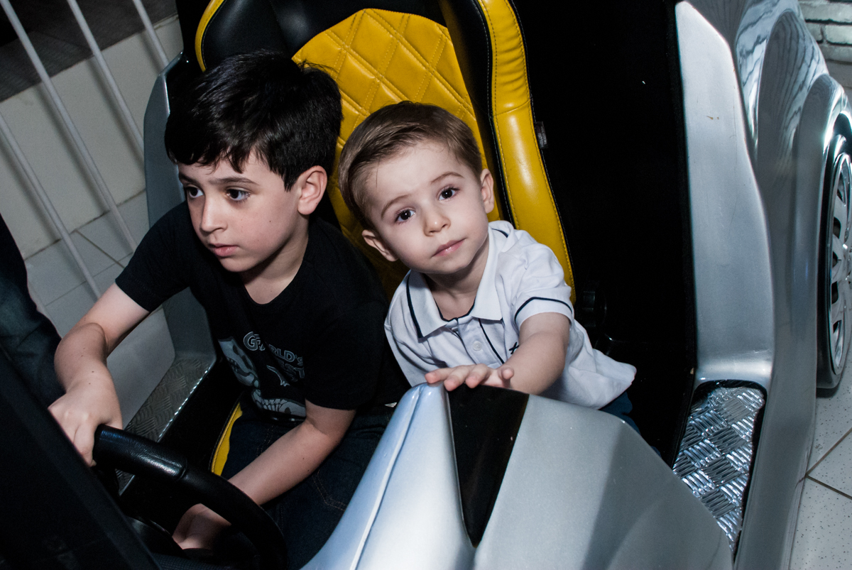 brincando no carrinho com o amigo