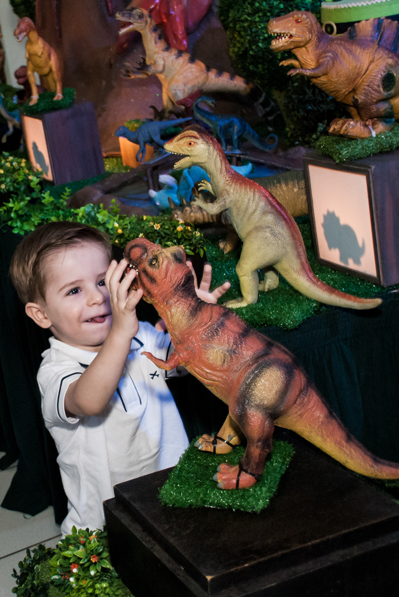 brincando com o dinossauro da mesa