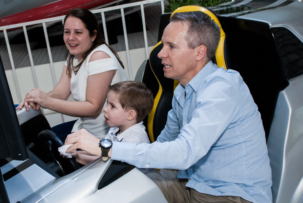 dirigindo no simulador de corrida com os pais