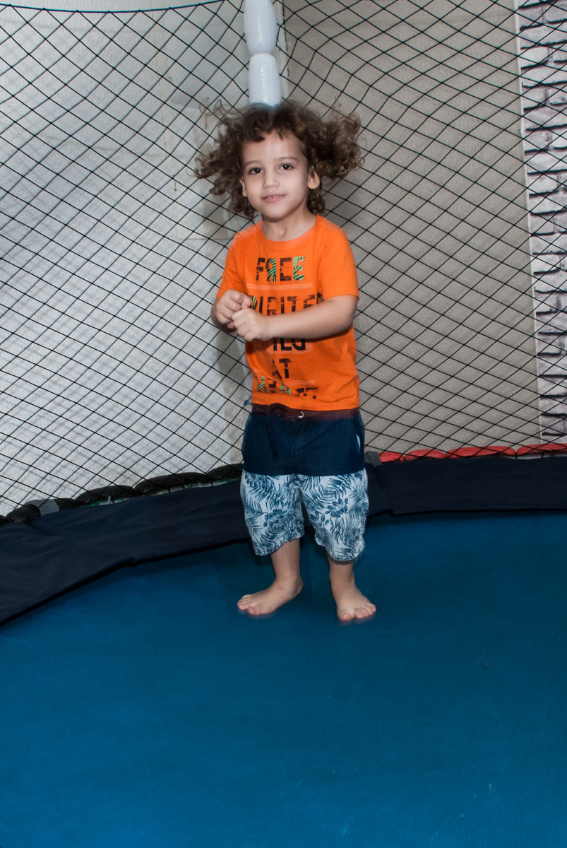 O amigo também brinca na cama elástica