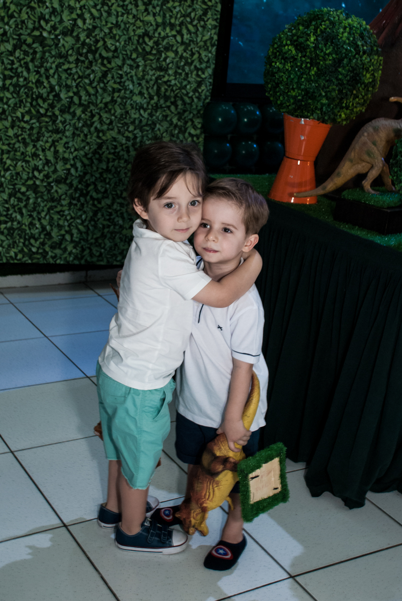 recebendo o amigo para a festa com abraço