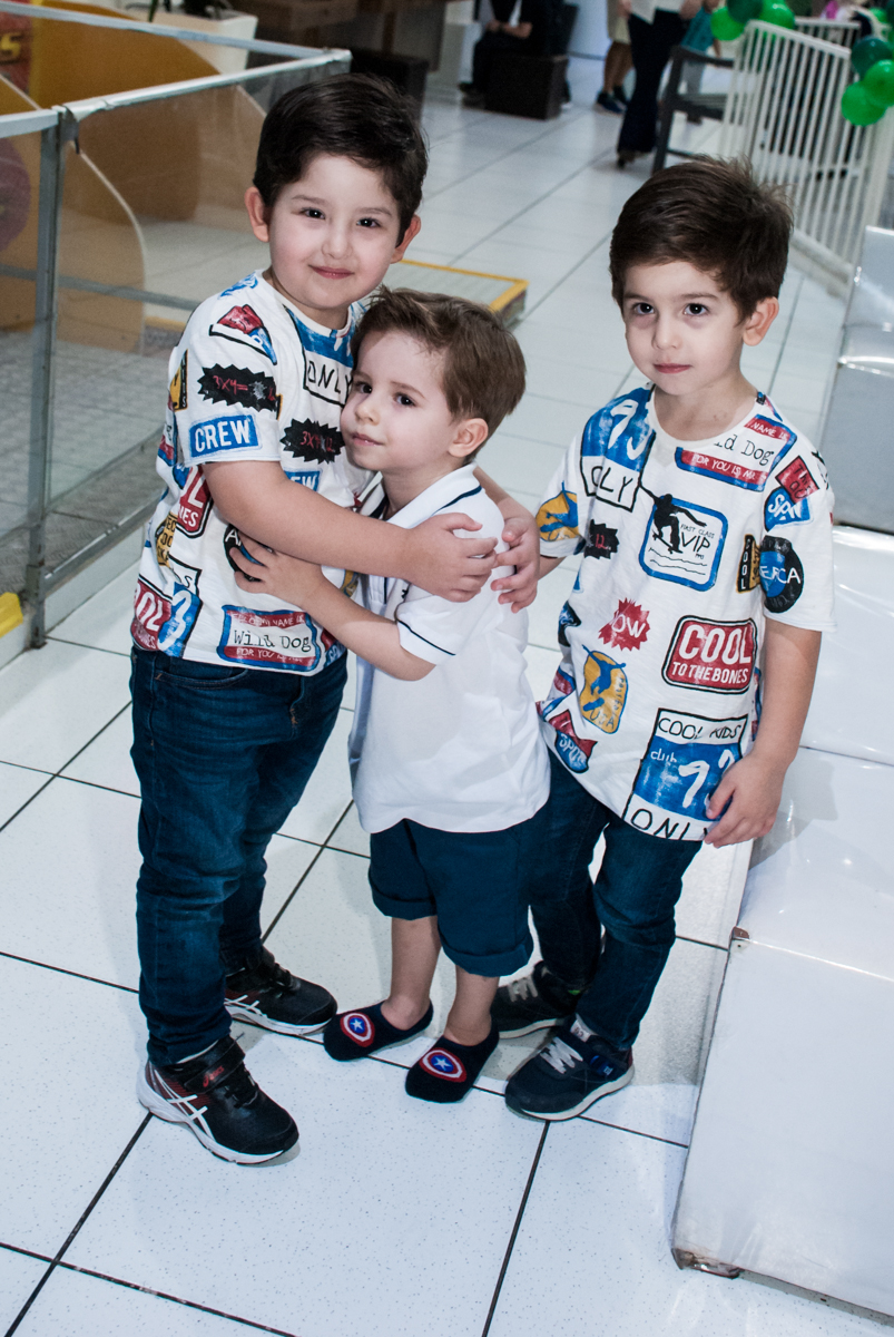 mais abraços dos aigos gêmeos