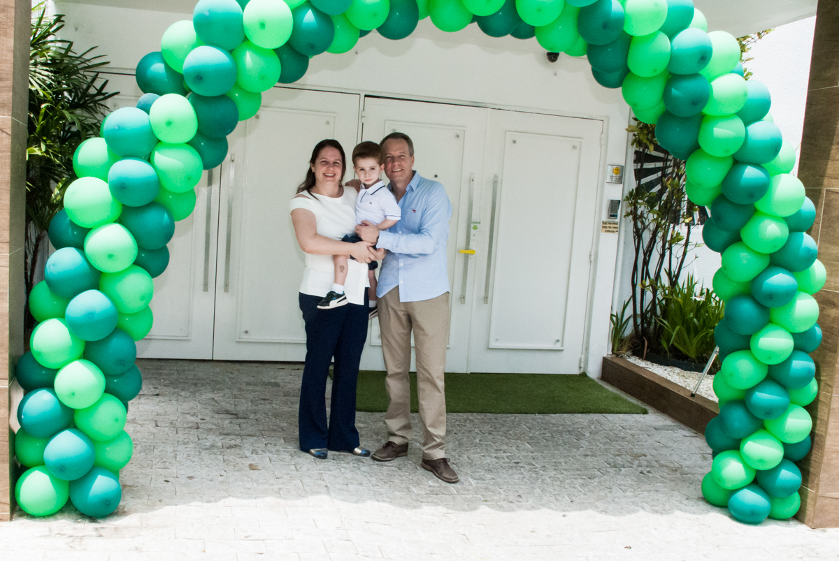fotografia da família no arco de bexigas