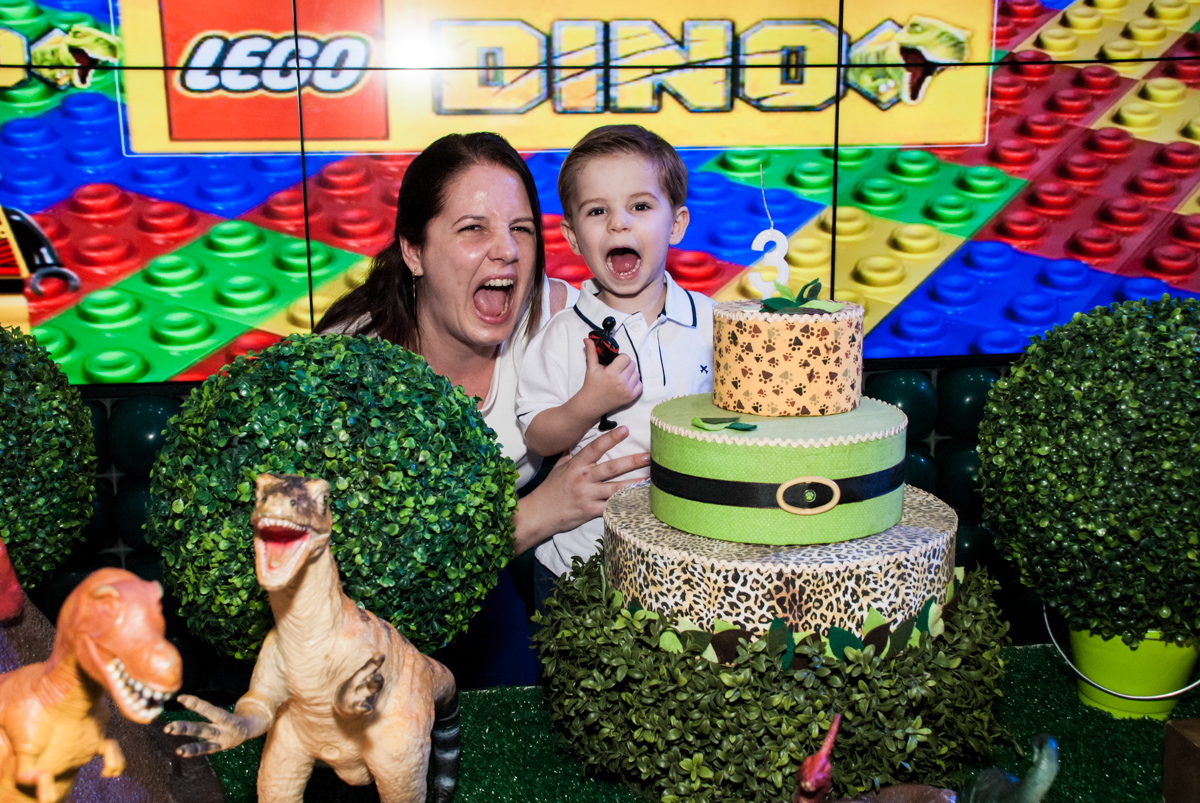 mãe e filho imitam os dinossauros