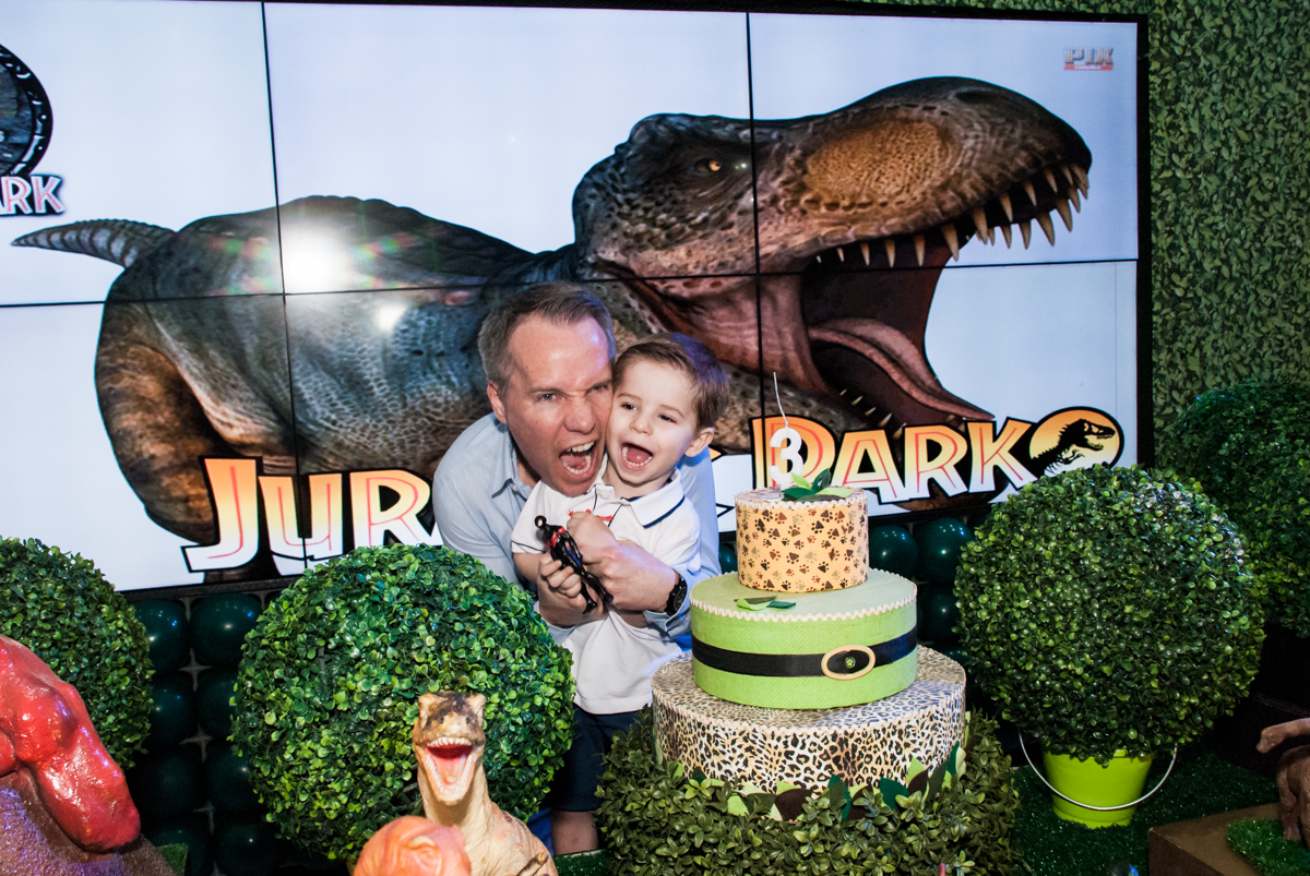 papai também imita Gabriel fazendo o barulho dos dinossauros